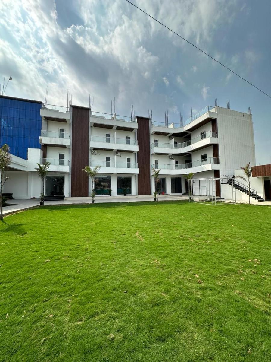 AKS INTERNATIONAL HOTEL AND RESORT - Housity