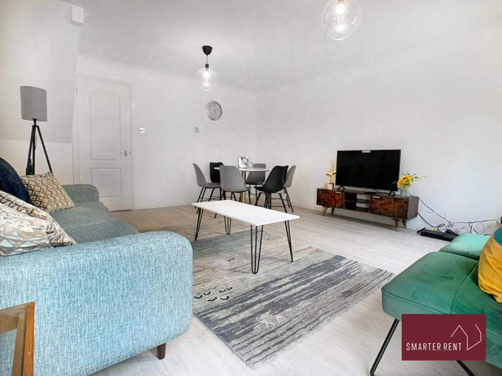 Knaphill, Woking - 3 Bed House - With Garden - Housity