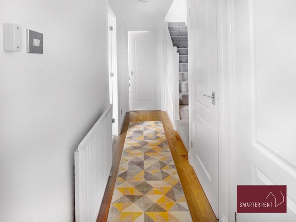 Knaphill, Woking - 3 Bed House - With Garden - Housity