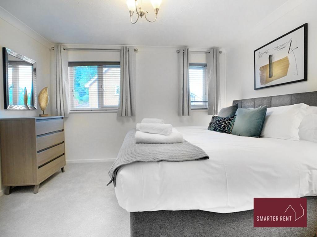 Lightwater - 1 Bedroom House - Parking - Housity