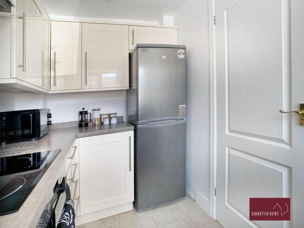 Twyford - Modern 2 Bedroom House - Garden and Parking - Housity