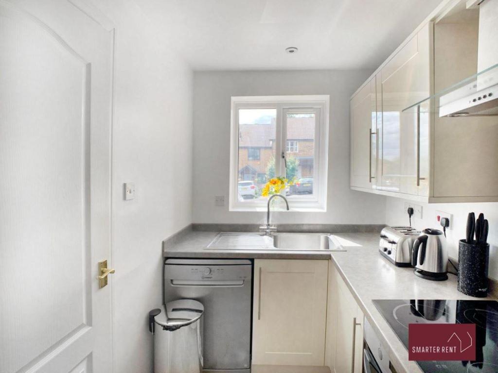 Twyford - Modern 2 Bedroom House - Garden and Parking - Housity