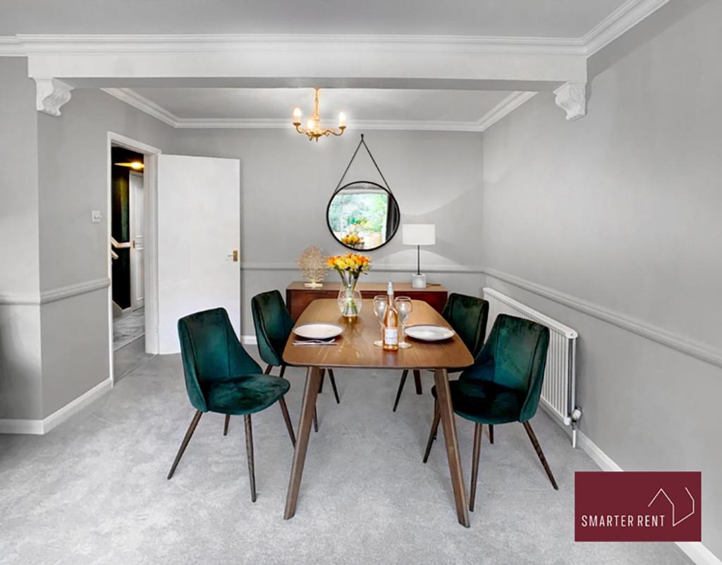 Maidenhead- 3 Bedroom House With Garden - Housity