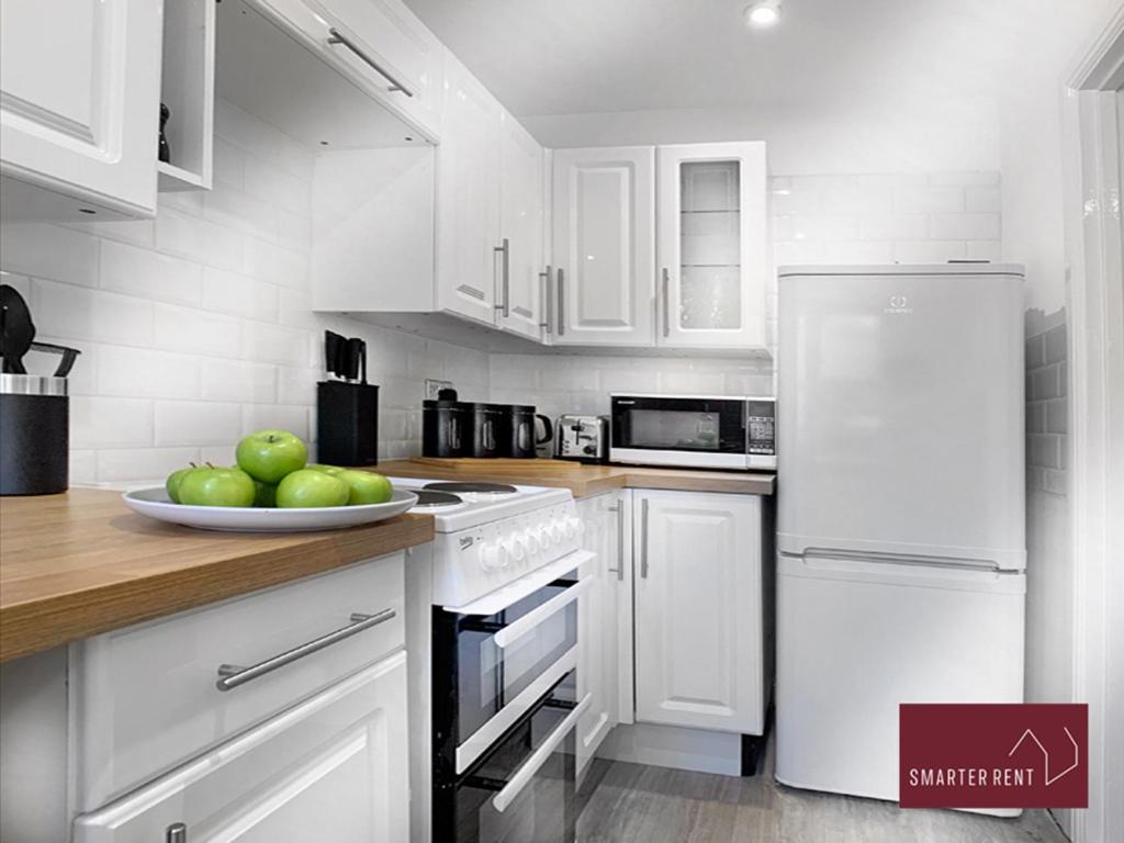 West End, Woking - 2 Bed House With Parking and Garden - Housity