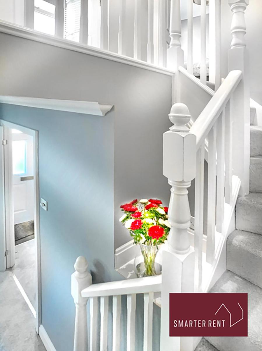 Knaphill - 2 Bedroom House - With Parking - Housity
