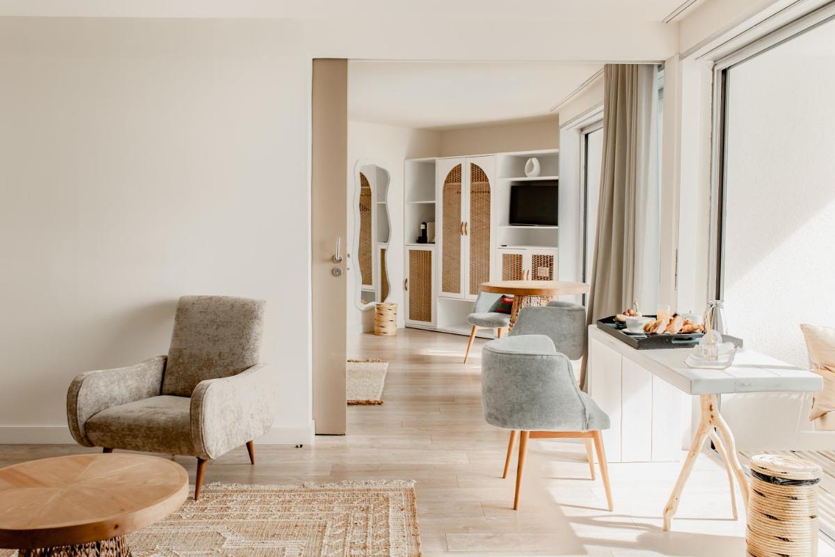 Télévision ou salle de divertissement dans l'établissement Hôtel Les Corallines - Thalasso & Resort