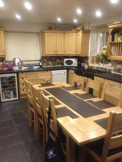 Midsomer Manor, Sleeps 16, Hot Tub, Near Bath - Housity