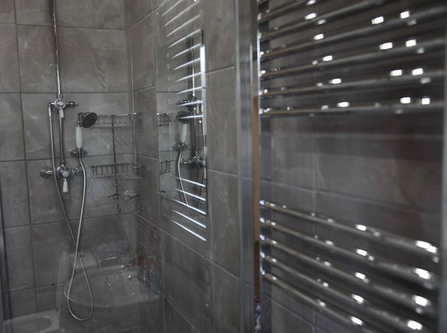 Midsomer Manor, Sleeps 16, Hot Tub, Near Bath - Housity