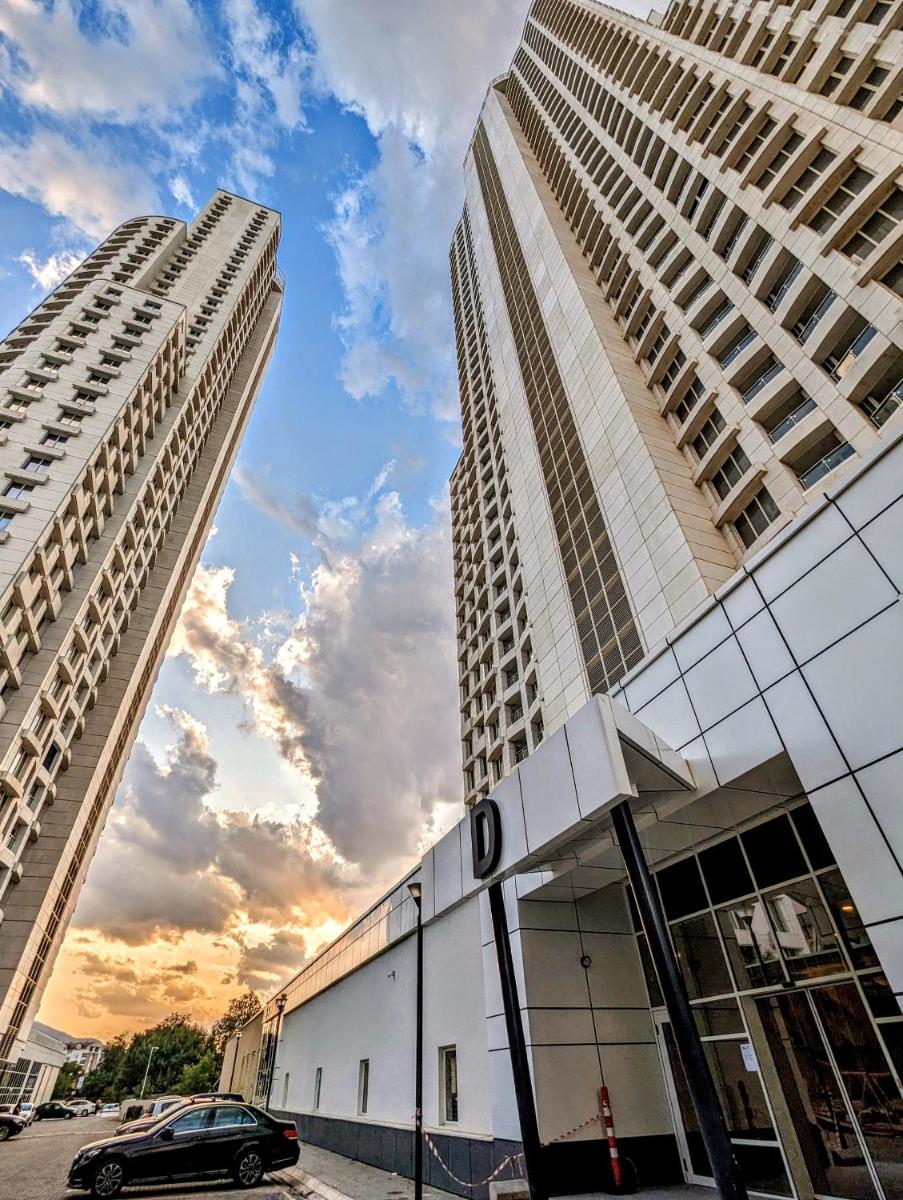 Suitetrails - 19th Floor Secure Condo with Pool, Fitness, Parking Included in Price