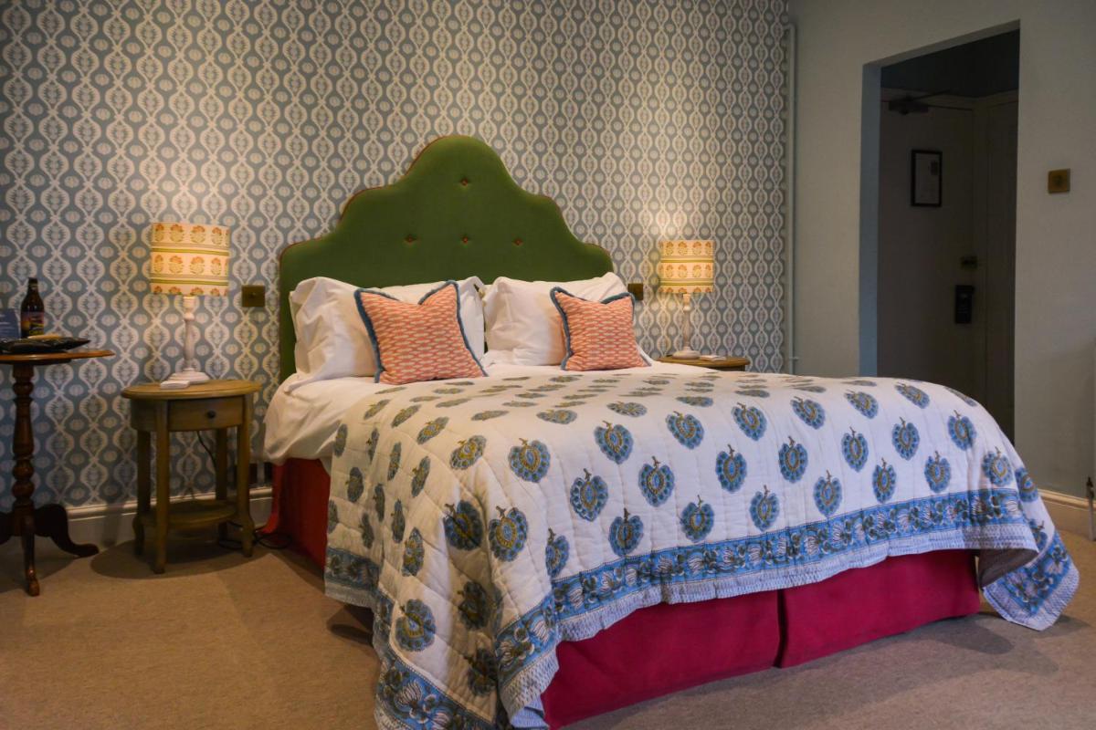 Crown Hotel - Housity