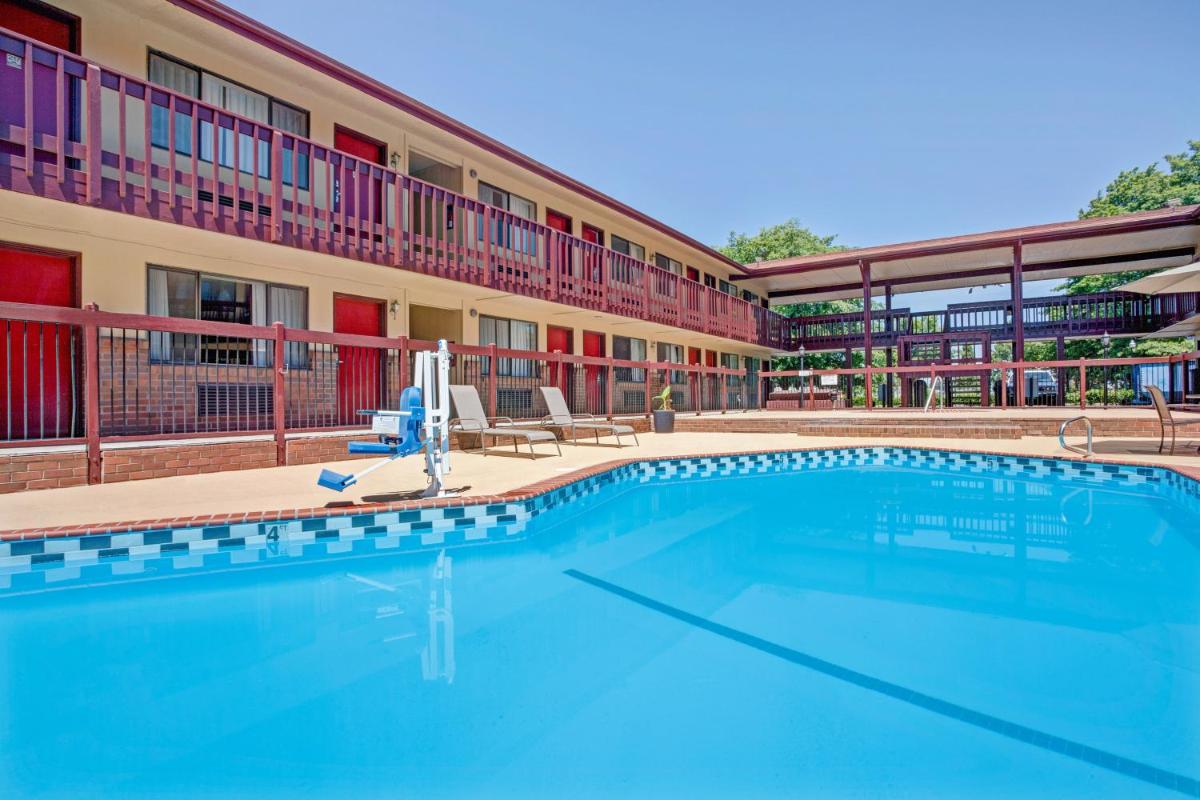 Super 8 by Wyndham Albany Corvallis - Housity