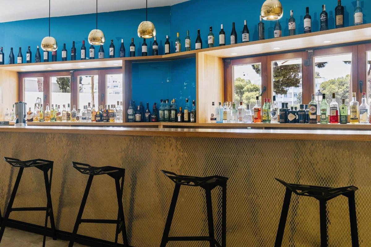El salón o zona de bar de Prinsotel Alba & Spa