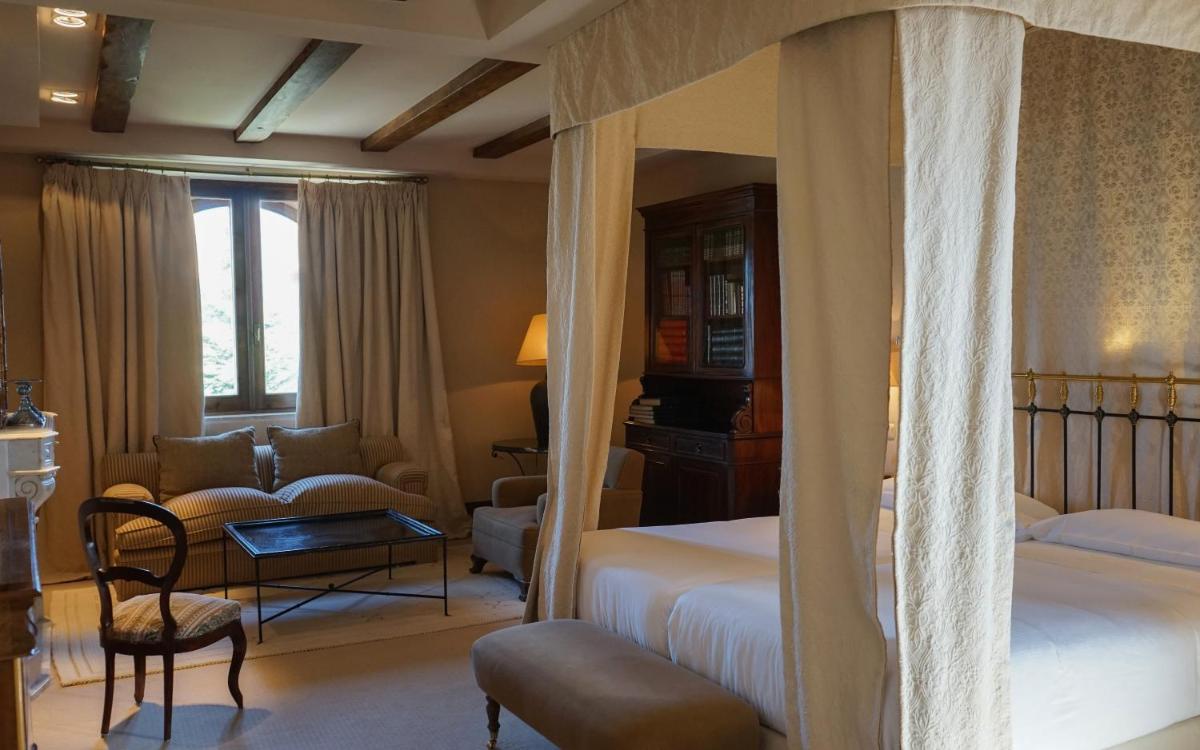 Un dormitorio con una cama y una sala de estar. en Landa, en Burgos