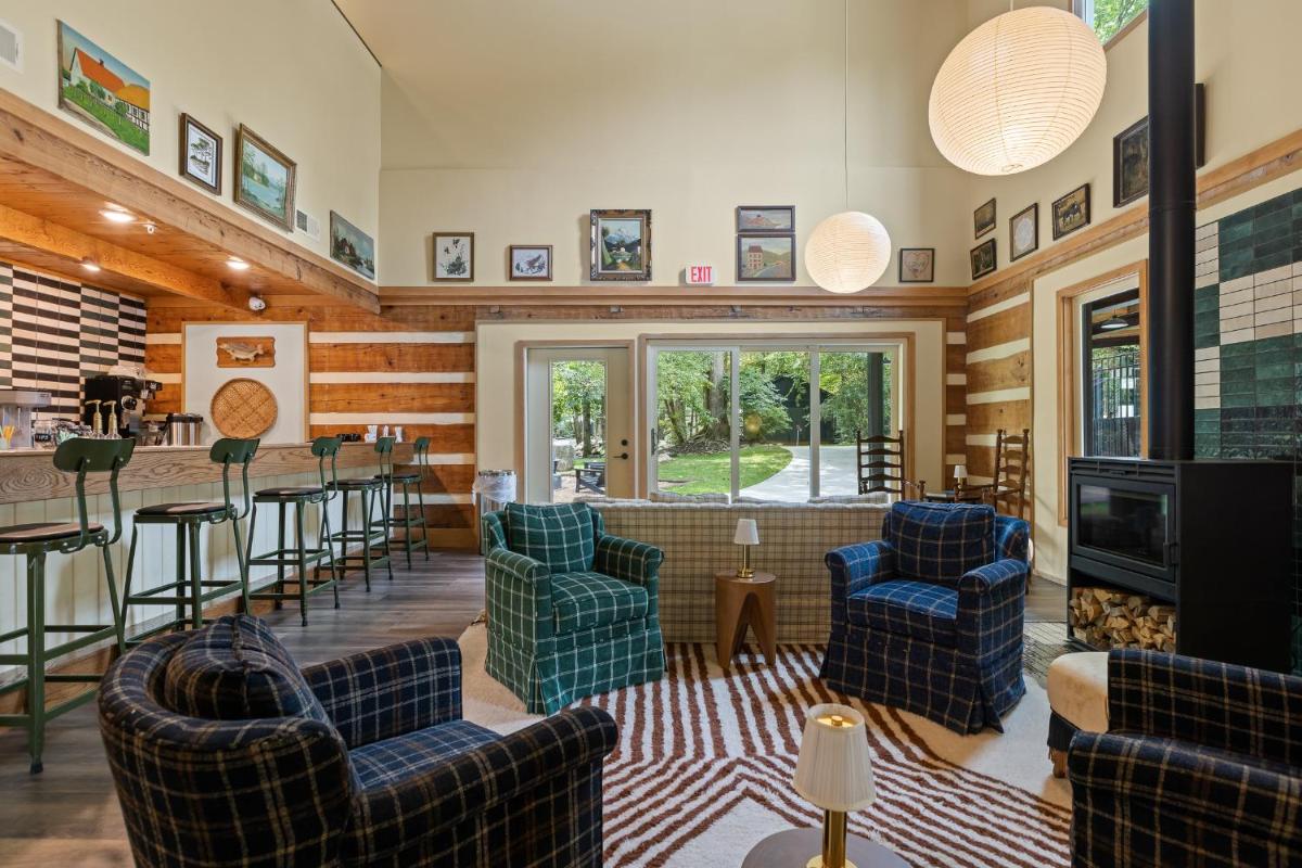 Roamstead Smoky Mountains - Housity