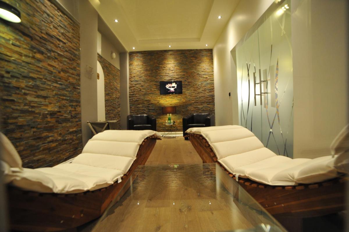 Hotel Rheinischer Hof - Housity