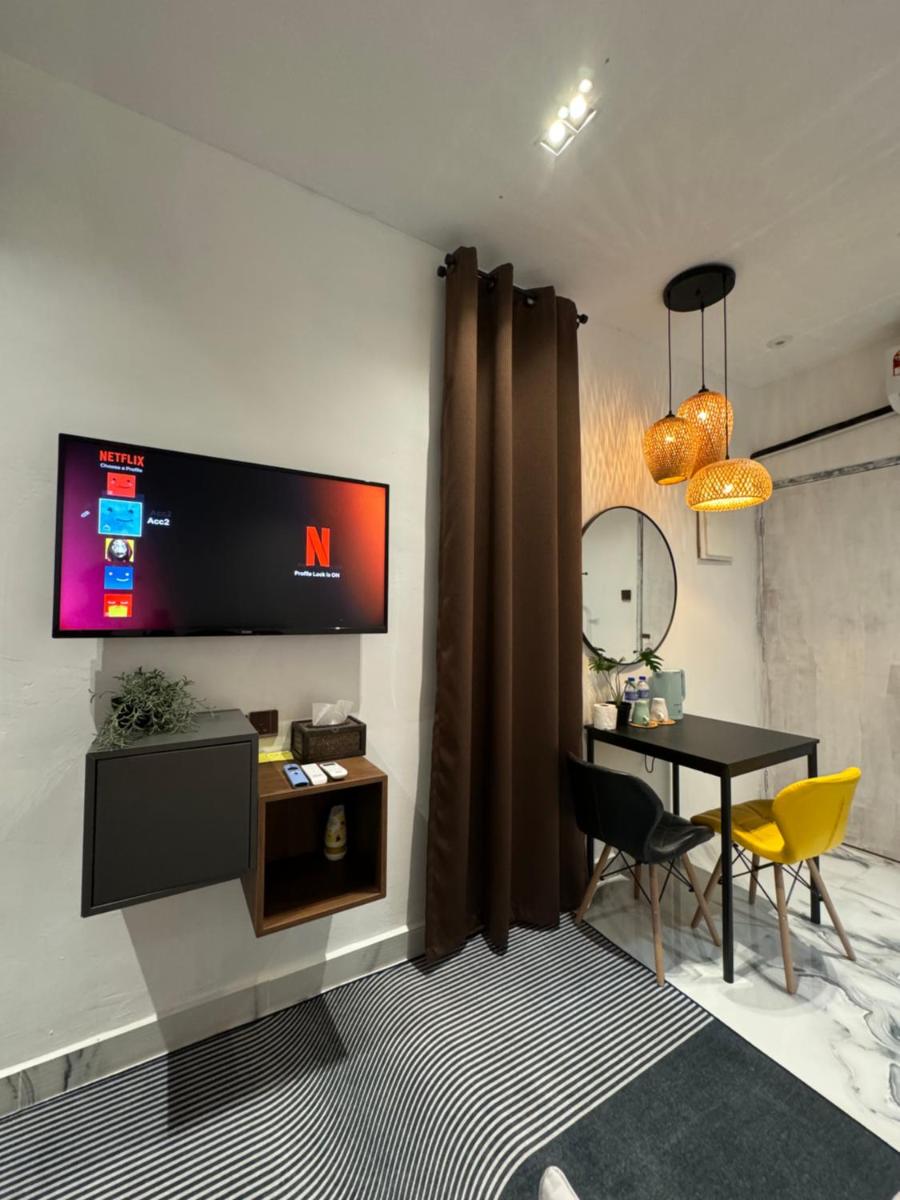 Stylish Balinimo Guest room - King Bed, Free Netflix, Prime & Wi-Fi Near Bukit Mertajam - Housity