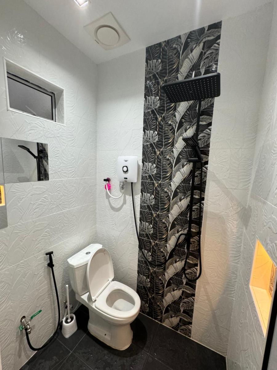 Stylish Balinimo Guest room - King Bed, Free Netflix, Prime & Wi-Fi Near Bukit Mertajam - Housity