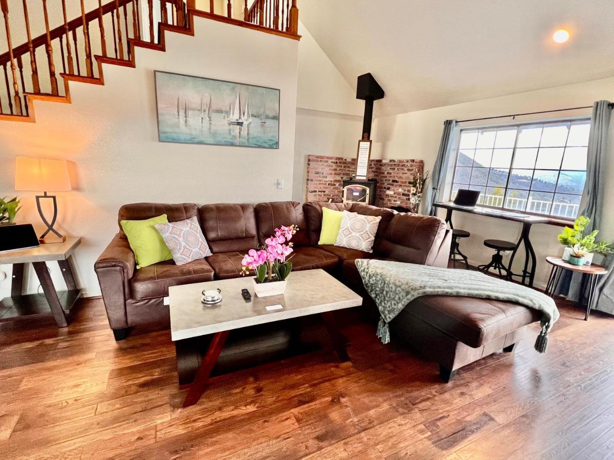 Exotic Lake View & Luxury living w AC, King beds, Pool tbl, Ping-Pong, BBQ, Deck, Boating, fishing, Hiking - Housity