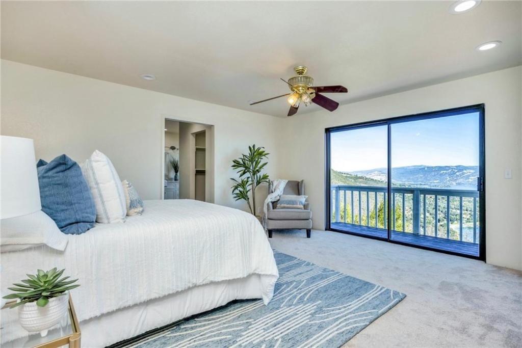 Exotic Lake View & Luxury living w AC, King beds, Pool tbl, Ping-Pong, BBQ, Deck, Boating, fishing, Hiking - Housity