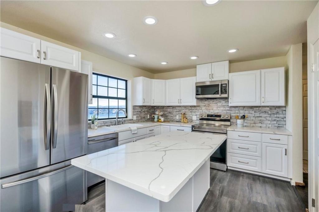 Exotic Lake View & Luxury living w AC, King beds, Pool tbl, Ping-Pong, BBQ, Deck, Boating, fishing, Hiking - Housity