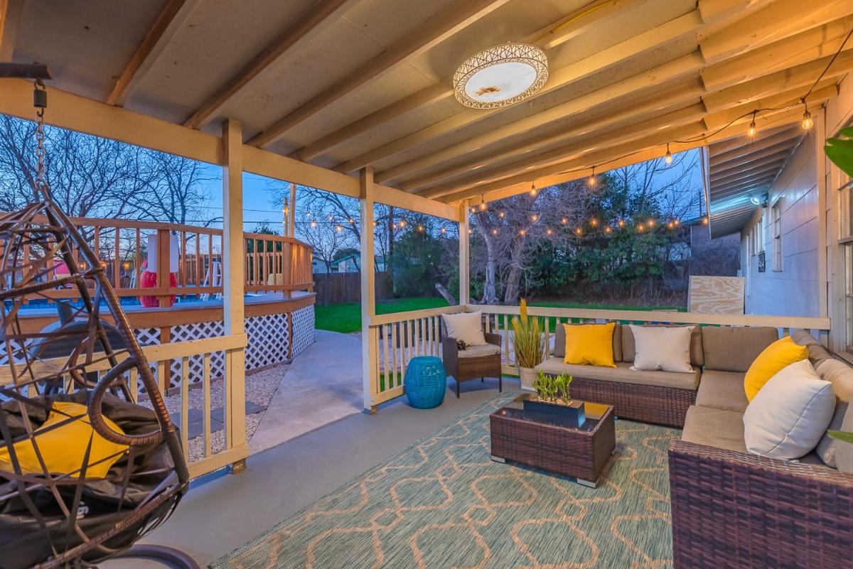 Game Room, Pool & Fire Pit At The Medical Center - Housity