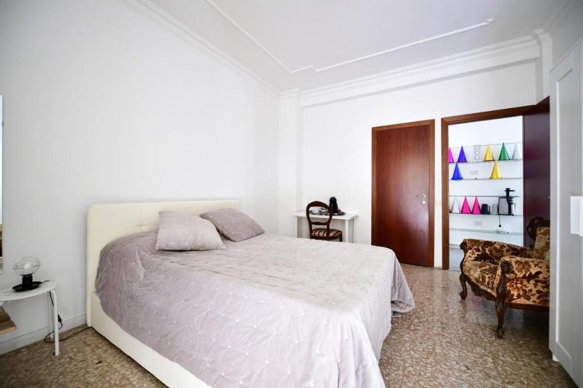 QUEEN VATICAN - Housity