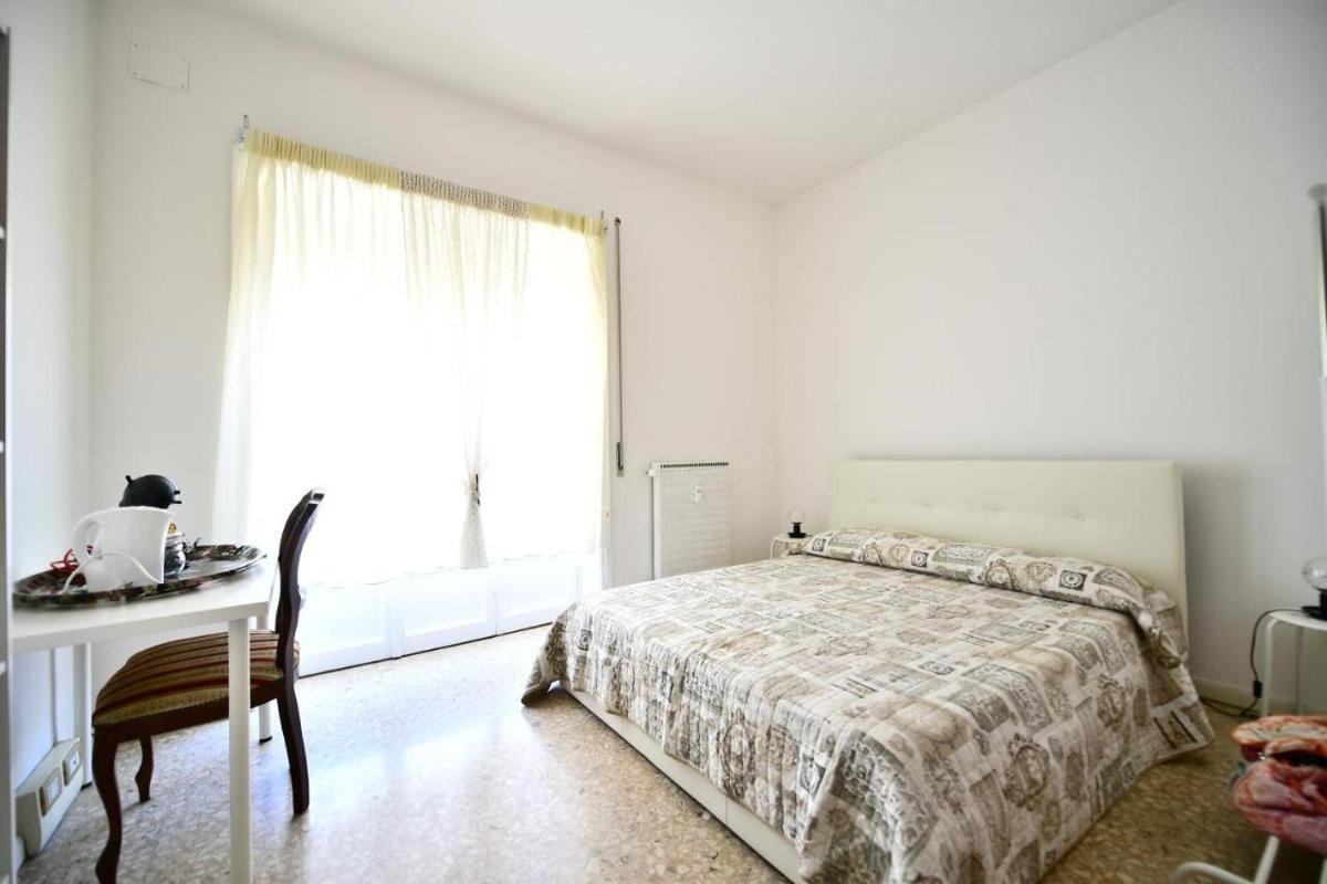 QUEEN VATICAN - Housity