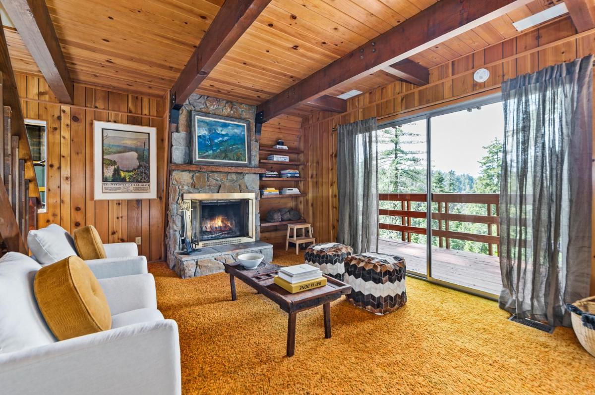 Pet & Kid Friendly Cozy Cabin, BBQ, Firepit, Outdoor Dining, Forest Views - Housity