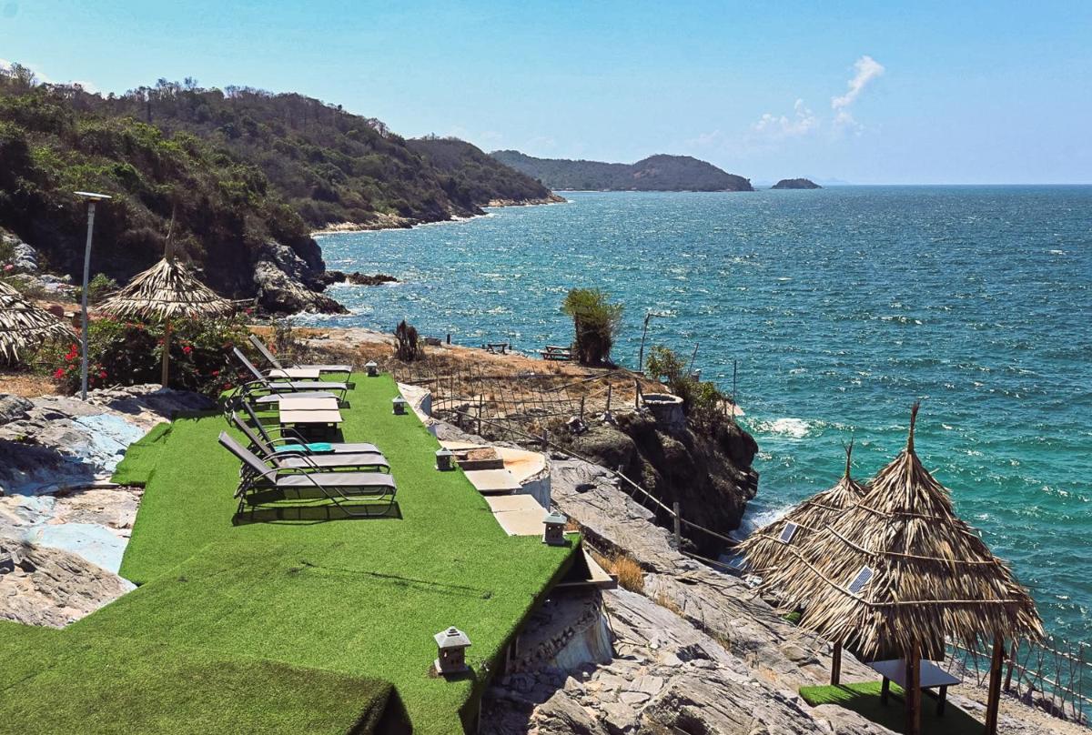 Pareehut Resort Koh Sichang - Housity