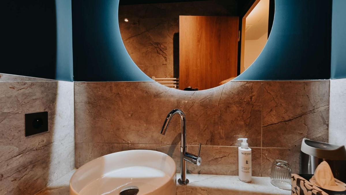 Salle de bains dans l'établissement Keystone Hôtel & Spa