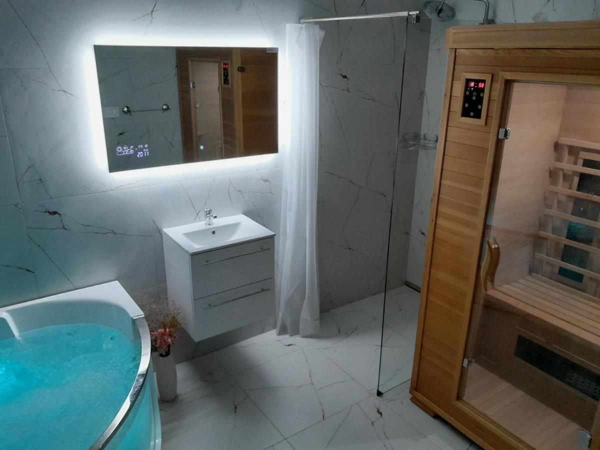 Farm Stay Frank Ozmec Wine and Glamping estate - Housity