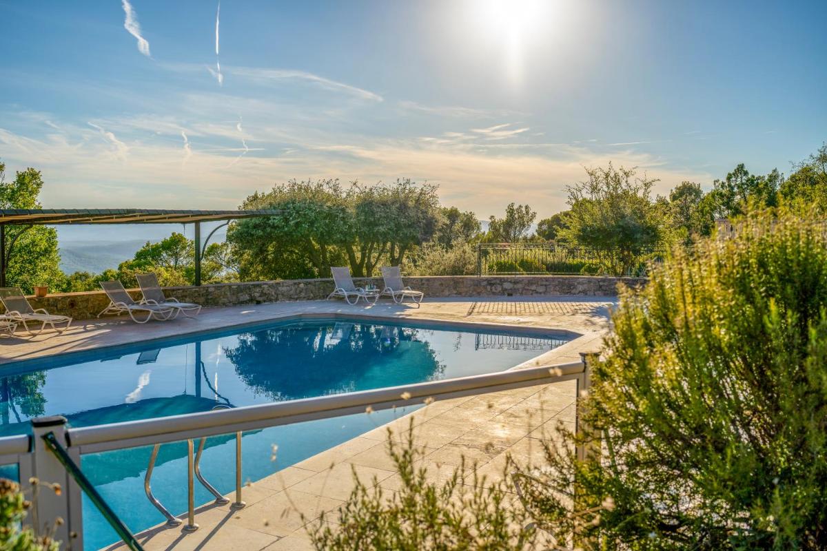 Piscine de l'établissement La Bastide De Tourtour Hotel & Spa ou située à proximité