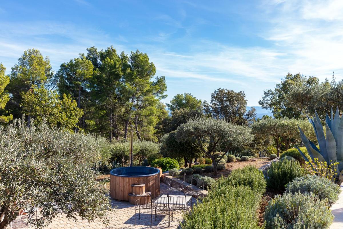 Jardin de l'établissement La Bastide De Tourtour Hotel & Spa