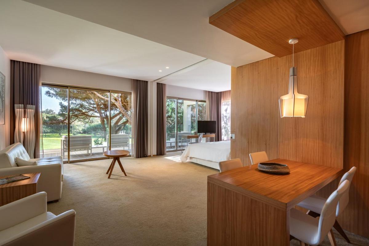Uma área de estar em Onyria Marinha Cascais, Vignette Collection by IHG
