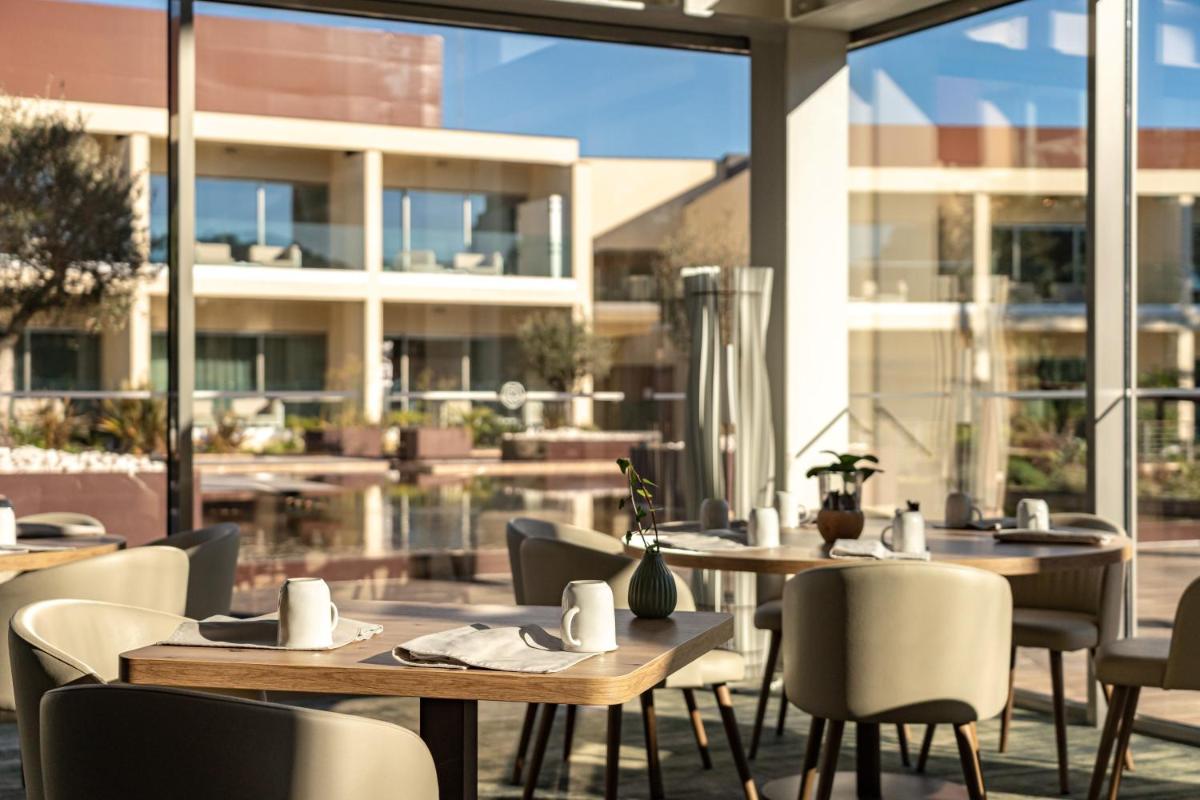 Um restaurante ou outro lugar para comer em Onyria Marinha Cascais, Vignette Collection by IHG