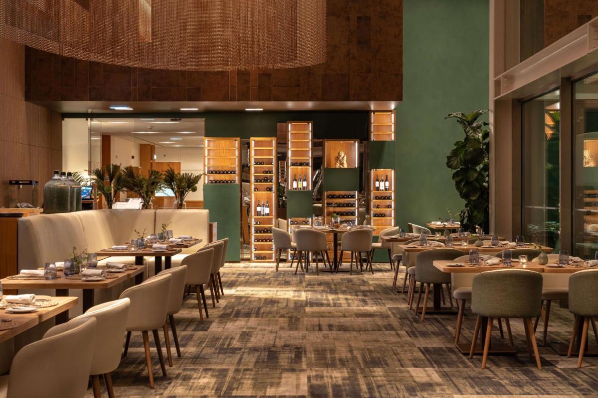Um restaurante ou outro lugar para comer em Onyria Marinha Cascais, Vignette Collection by IHG