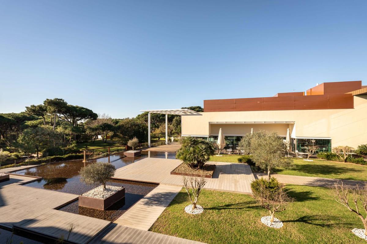 Um jardim no exterior de Onyria Marinha Cascais, Vignette Collection by IHG
