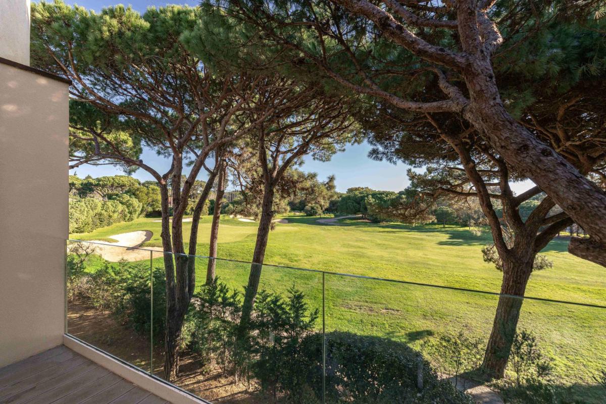 Um jardim no exterior de Onyria Marinha Cascais, Vignette Collection by IHG