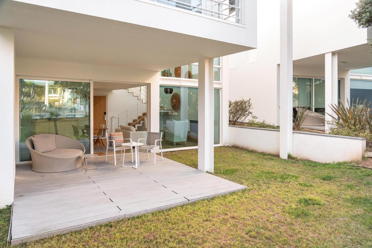 Um jardim no exterior de Onyria Marinha Cascais, Vignette Collection by IHG
