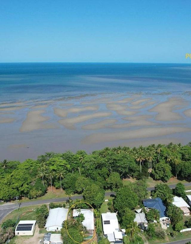 Absolute Beachfront Family home - Cooya - Housity