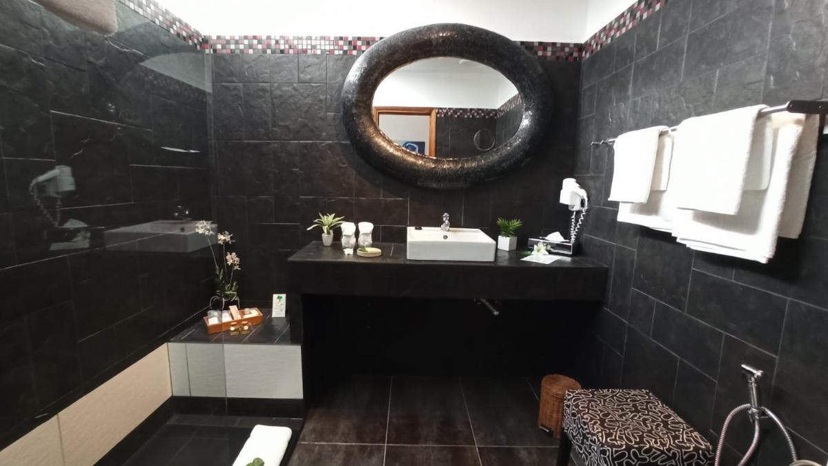 Un baño de Birdcage Gay Men Resort and Lifestyle Hotel