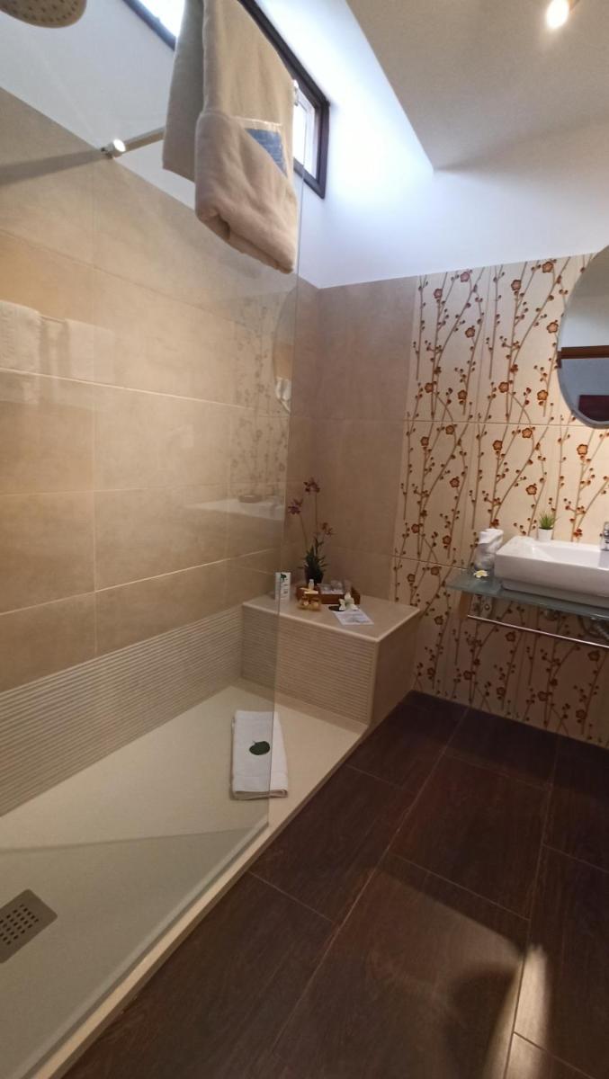 Un baño de Birdcage Gay Men Resort and Lifestyle Hotel