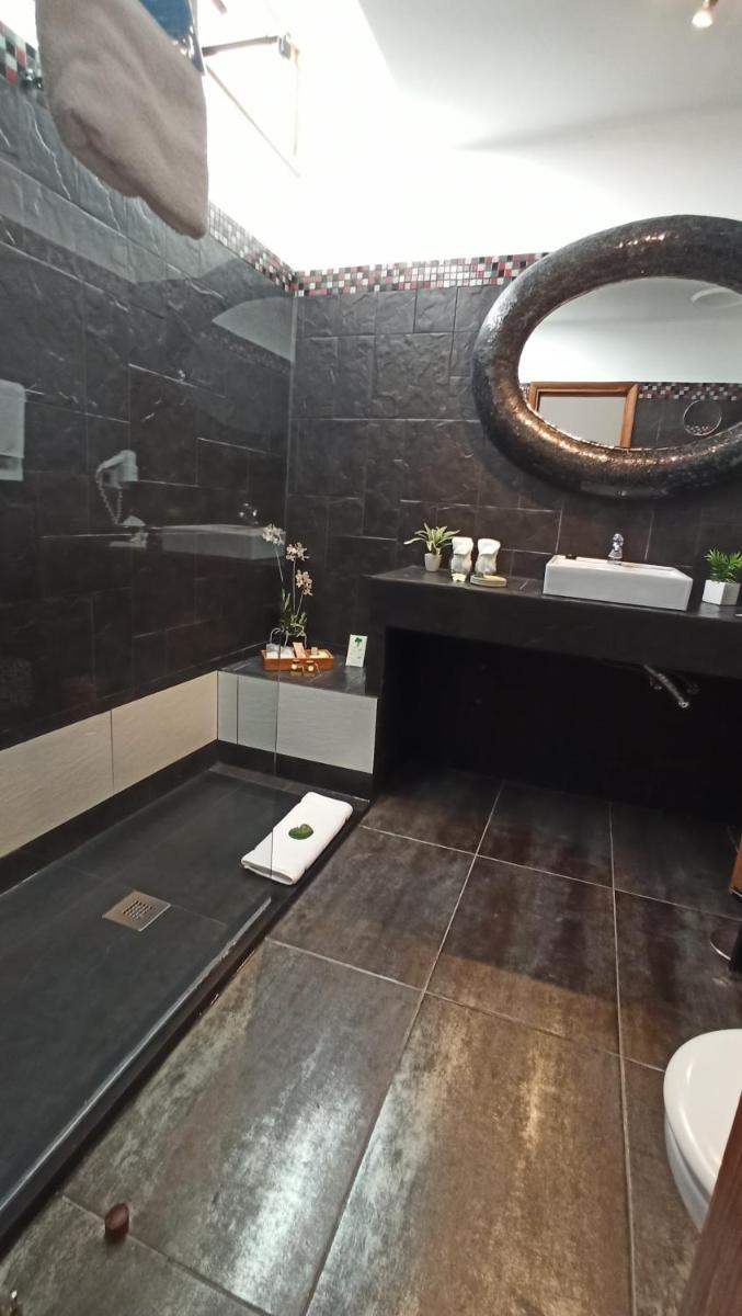 Un baño de Birdcage Gay Men Resort and Lifestyle Hotel