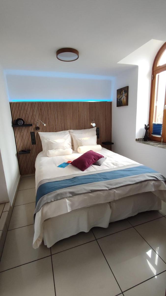 Cama o camas de una habitación en Birdcage Gay Men Resort and Lifestyle Hotel