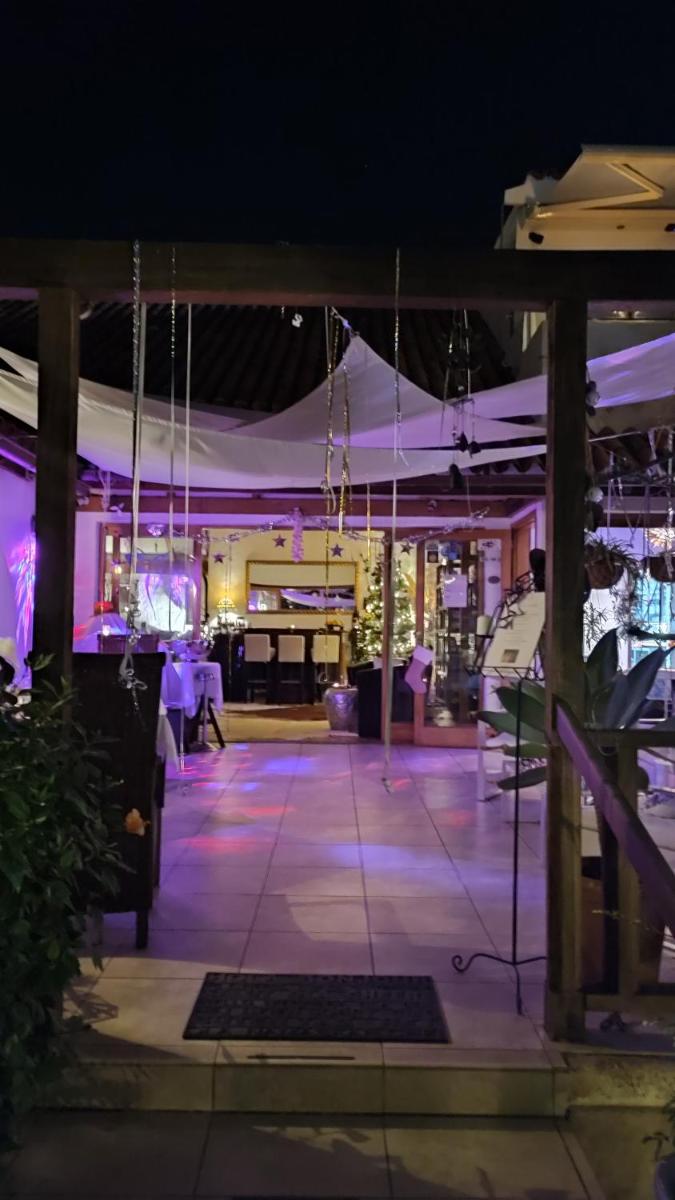 Un restaurante o sitio para comer en Birdcage Gay Men Resort and Lifestyle Hotel