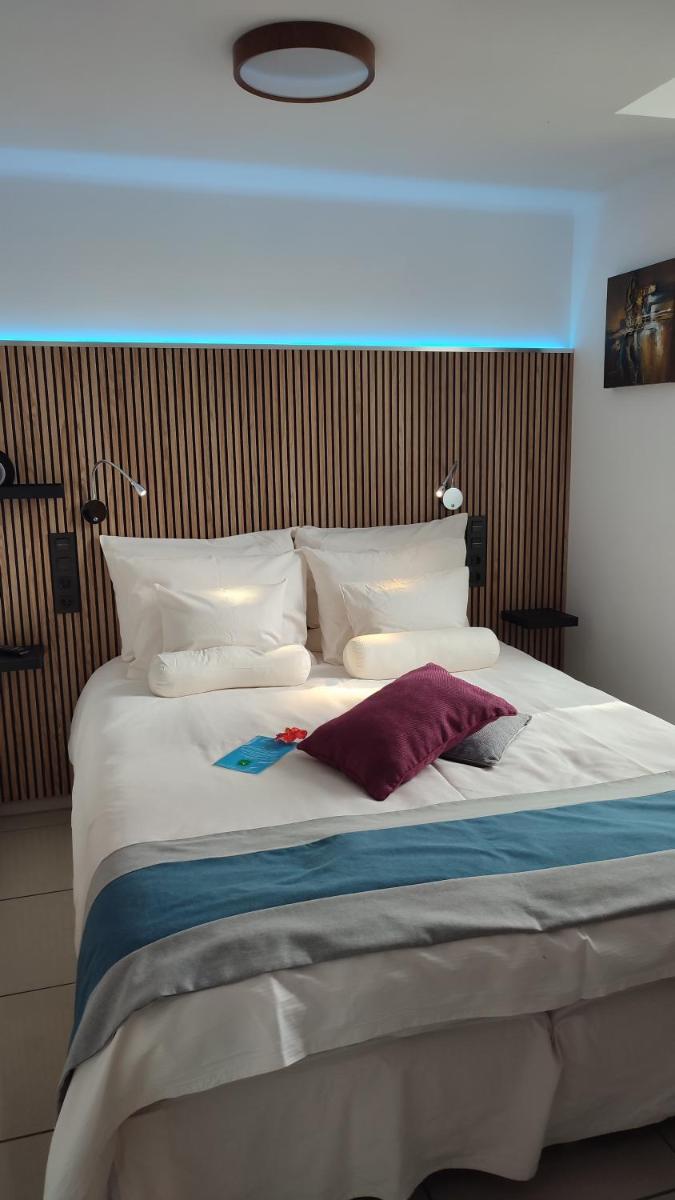 Cama o camas de una habitación en Birdcage Gay Men Resort and Lifestyle Hotel