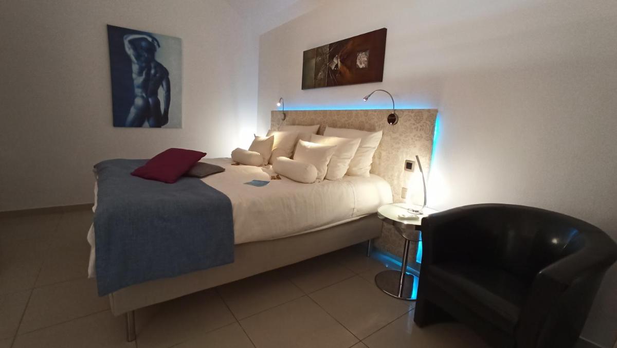 Cama o camas de una habitación en Birdcage Gay Men Resort and Lifestyle Hotel