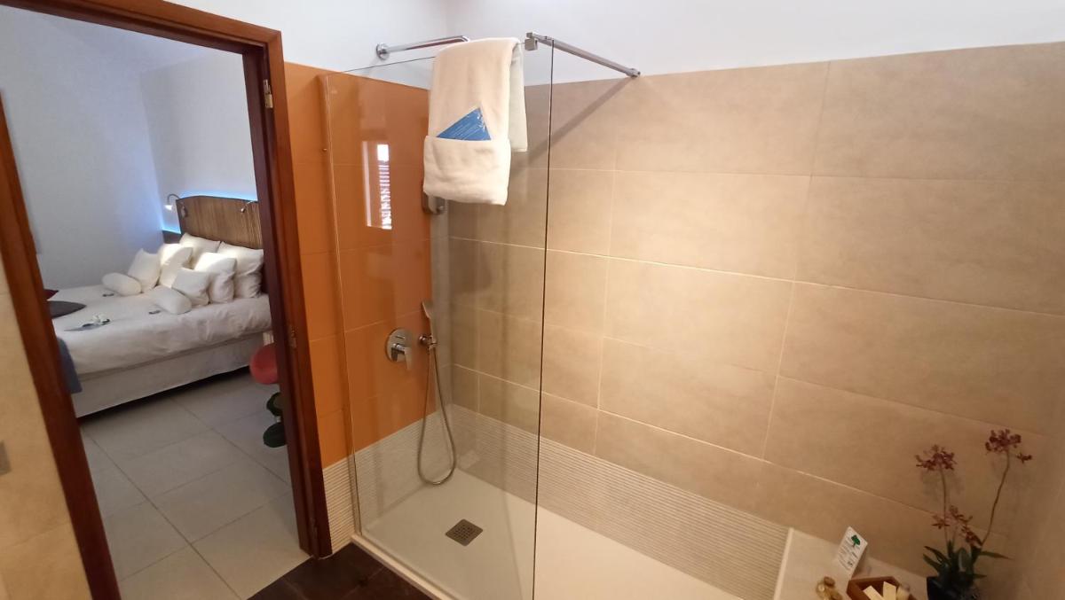 Un baño de Birdcage Gay Men Resort and Lifestyle Hotel
