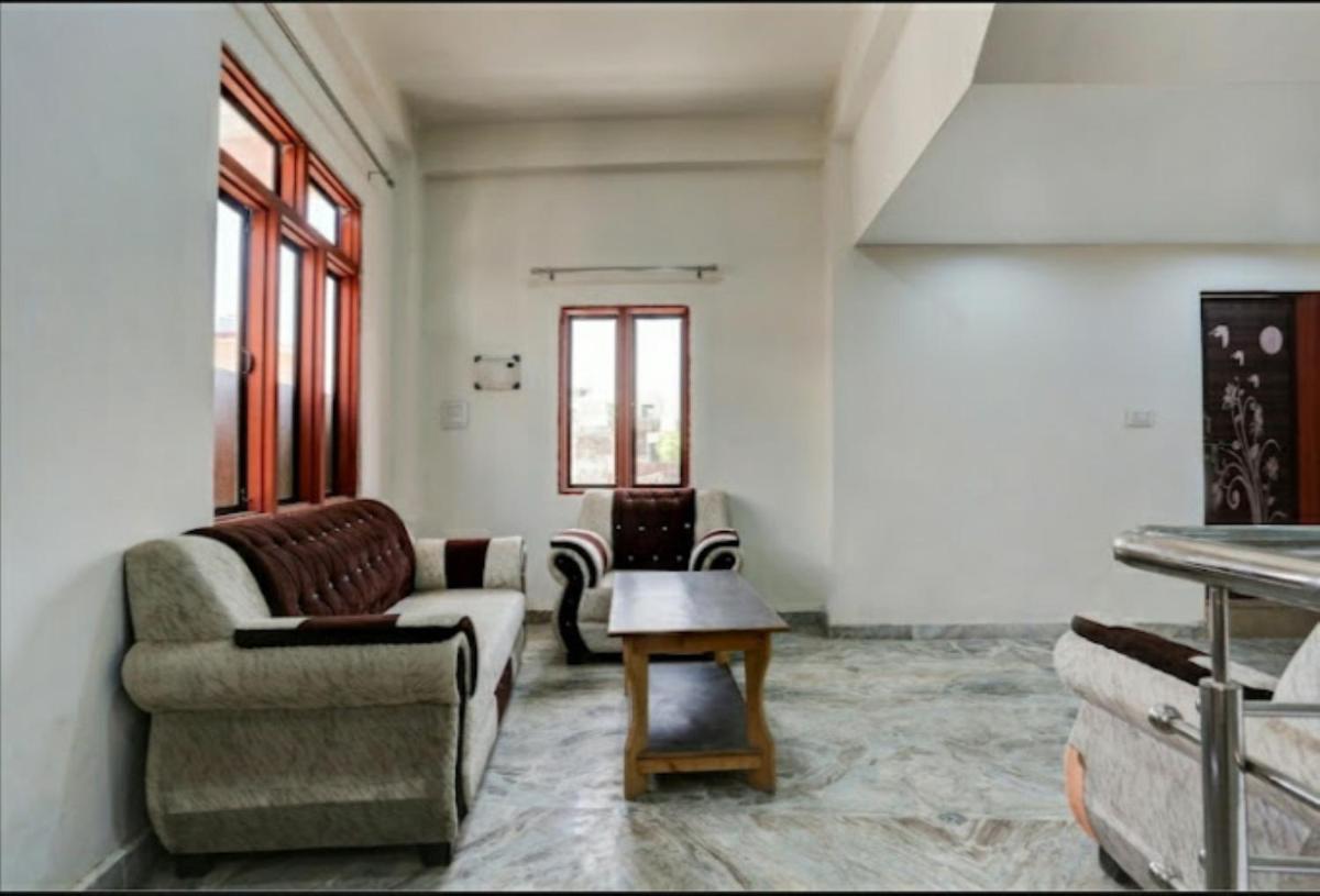 Hotel M J, Agra - Housity