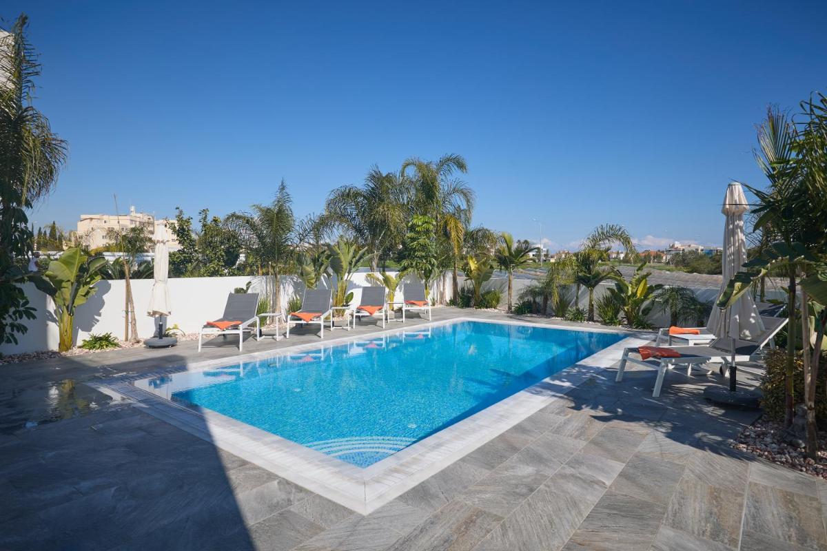 Almaria Villas - Housity